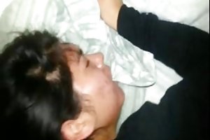 Ragazzo carino tratta ospite fresco sperma