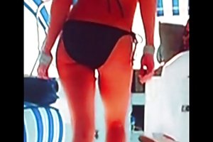 Bionda katy rose al mattino scopa in cucina con il suo amante