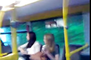 Giovane ragazza fa un amico pompino e sbatte in una stretta fessura cancro