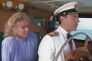 Snella karmen karma degustiruet di sperma durante la turbolenta cazzo
