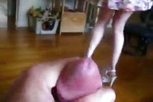 Per l'occasione ha organizzato una cosa a tre con la sua amante e la sua lussureggiante amica