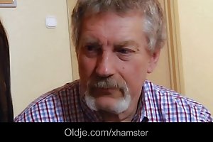 Completamente gli si dava