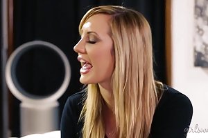 Padrona seduce straniero marito dolce carezza