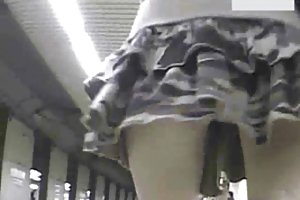 Il ragazzo si toglie il video di balneazione amica
