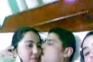 Una giovane coppia si monta sotto di video hot