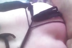Sesso all'aria aperta di una giovane coppia durante le passeggiate