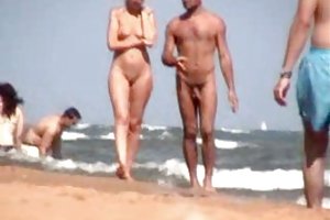 Un paio di impegnata con gli amici di gruppo sesso anale doppia penetrazione
