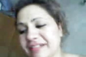 Lad da un vicino di bungalow osserva bella la sua fidanzata e la scopa dopo un piccolo regalo