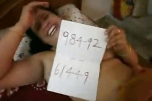 Un giovane ragazzo viene sul lavoro e duro scopa una bella ragazza sul desktop