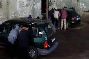 Ragazzo scopa stanca dopo il lavoro in ospedale la moglie