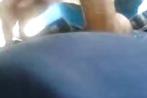 Crudele ragazza si masturba il pene collegato a un uomo