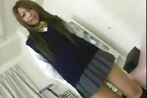 Russa si masturba davanti allo specchio e si toglie se stesso sulla macchina fotografica