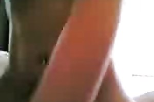 Bionda con grandi tette si masturba sul divano