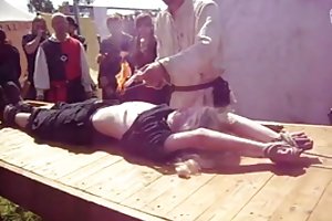 Bella studentessa con insegna ginnastica