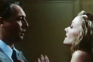Nella vasca da bagno con la schiuma