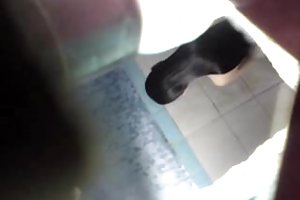Prosperosa ragazza asiatica con le mani legate si scopa con due ragazzi