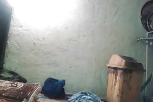 Moglie succhia il cazzo del marito attraverso condom
