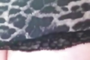 La bellezza pantaloncini rosa fa un pompino e si arrampica a cavallo sul cazzo