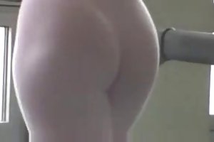 Amico scopa nel culo una bella ragazza all'aperto