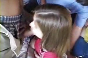 Il ragazzo si toglie la ragazza sulla strada per il sesso per soldi