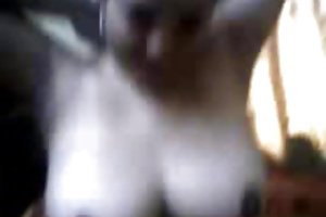 Il ragazzo capisce dove e come colpire un membro del sesso a tre