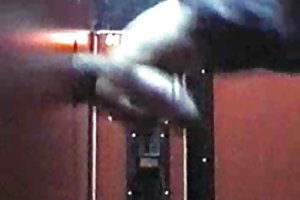 Sesso in macchina e gettato nudo in strada