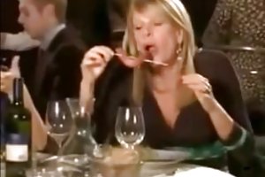 La ragazza salta in alto