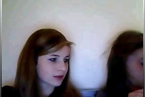 Due amiche approssimativamente scopano con i negri nell'ano