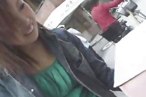 La tipa con i capelli lunghi ogni venerdì viene una cosa a tre con il sesso in tutti i buchi