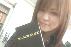 Ragazza asiatica con grandi