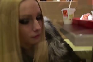 Il ragazzo fa l'amore con la mia ragazza e sua sorella