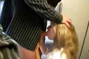 Donna-dentista fa un pompino e cavalca sul cazzo del paziente