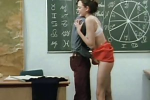 Studentessa scopa con il suo fidanzato in un appartamento