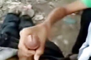 Il maestro di fitness shalit con un paio di ragazze piace farlo in gruppo con una sfumatura rosa