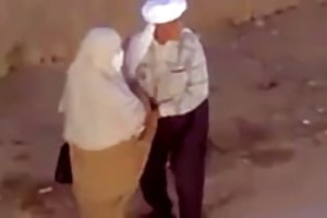 Appetitosa bionda si masturba il pene di un ragazzo gambe fino
