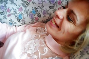 Bruna ottiene un lavoro attraverso il letto