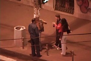Le spese di uomini scopata duro esile a sesso di gruppo