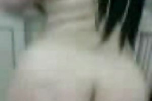 Un ragazzo con un grosso cazzo seduce belle ragazze in una cosa a tre