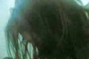 Due ragazzi si scopano con un affascinante bruna in piscina