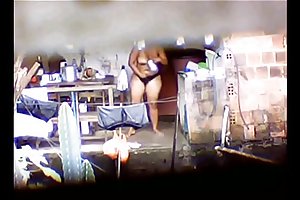 Procace succhia il membro eccitato pronto a rompere i pantaloni