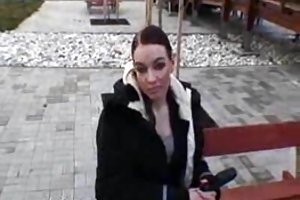 Bruna si eccita e scopa amici uomini per soldi