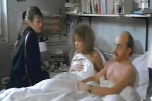 Studentessa scopa con un uomo
