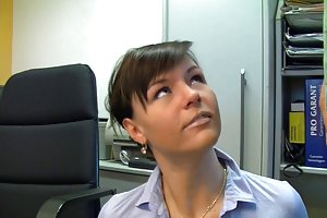 La studentessa americana ha succhiato per il credito