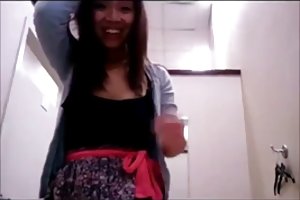 Un uomo con una lunga membro frigge spessa ragazza
