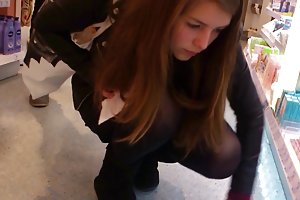Allegro ragazzo per soldi una bella ragazza in un bagno di rifornimento
