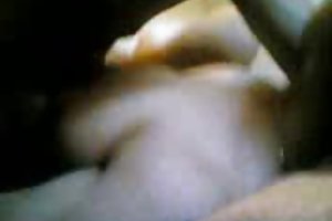 Due chiappe ragazze fanno sesso di gruppo con il padrone di casa a dondolo