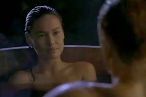 Bionda ottiene un ronzio durante il sesso con un amico su un'altalena