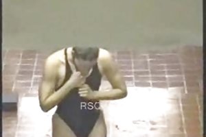 Ragazza asiatica mostra la figa