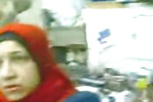 Giovani ragazze si concedono non pratico ragazzo