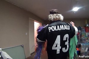 Bruna manualmente soddisfa il suo uomo